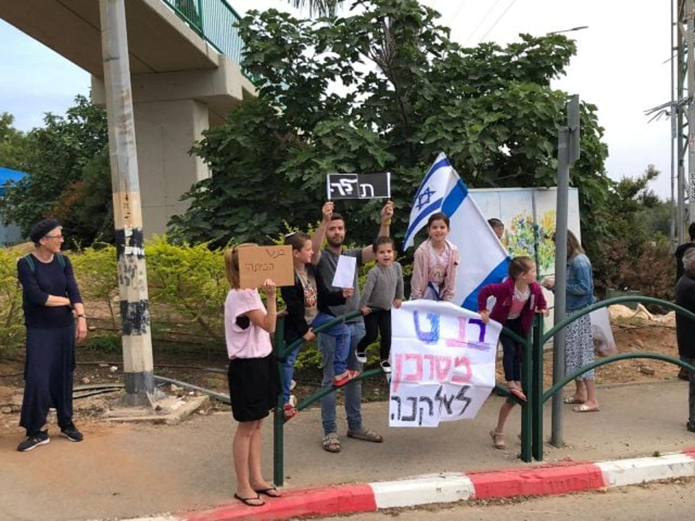 באלקנה מפגינים נגד ביקור בנט: "לך לכפר קאסם"