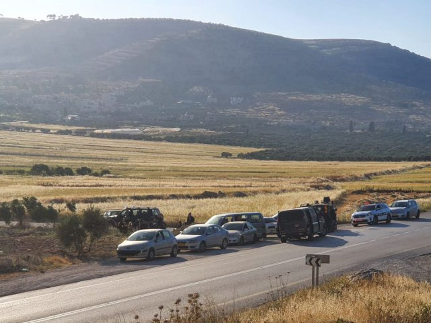 לאחר שניצלה ממטען: האם הפגינה ליד הכפר העוין