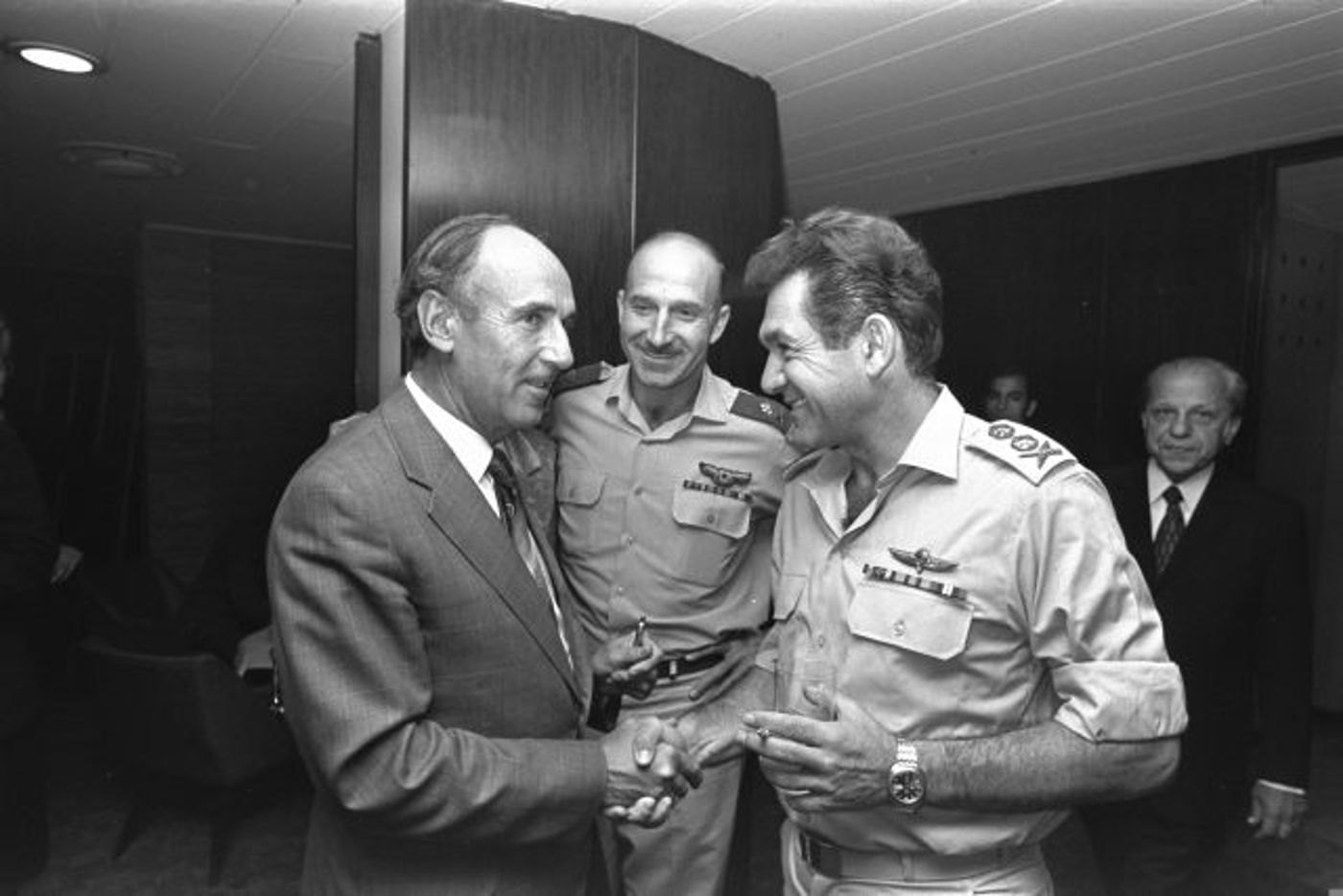 הרמטכ"ל דדו ומפקד חיל האוויר מוטי הוד עם קברניט המטוס רג'ינלד לוי (משה מילנר לעם)