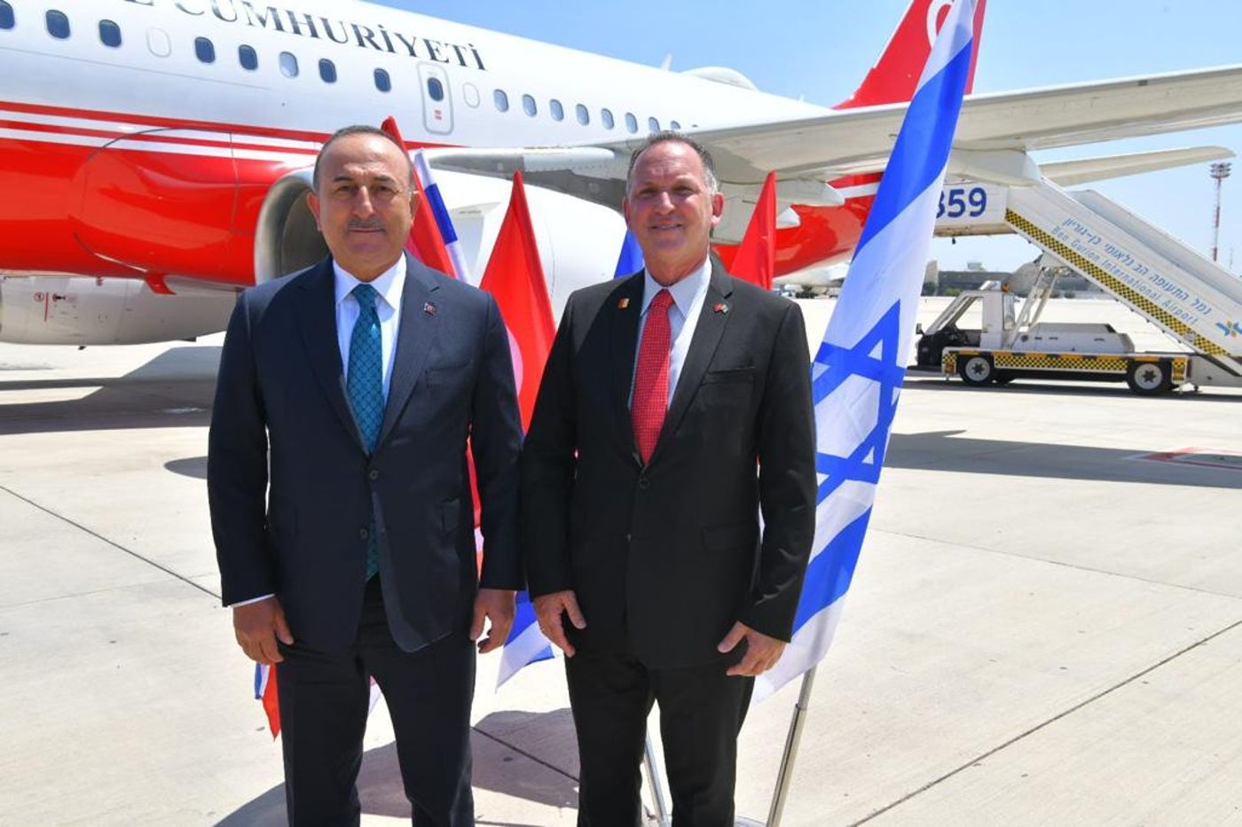 לראשונה זה 15 שנה: שר החוץ הטורקי נחת בישראל