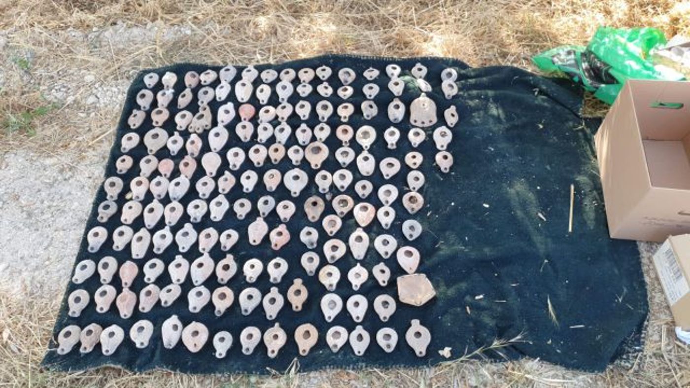 עם תכולה שהצריכה הבאת משאית: גנב עתיקות נעצר