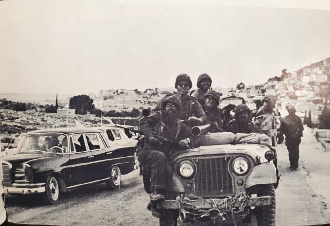 הרב קלונסקי (עם הזקן) על הג'יפ ליד רכב השרד של ראש עיריית חברון (ספר הזיכרון לחטיבת ירושלים)