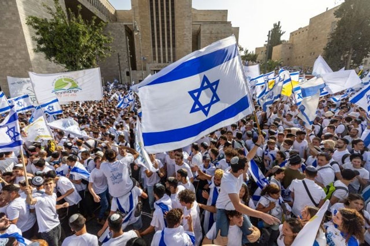 המצעד ליד בית הכנסת הגדול ברחוב קינג ג'ורג'