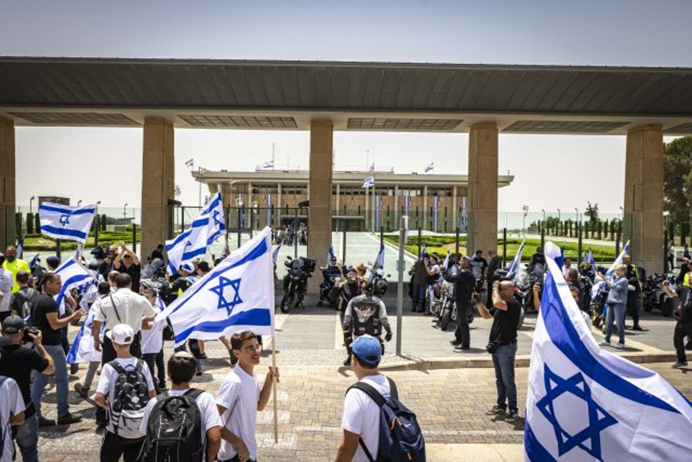 חוגגים ליד משכן הכנסת
