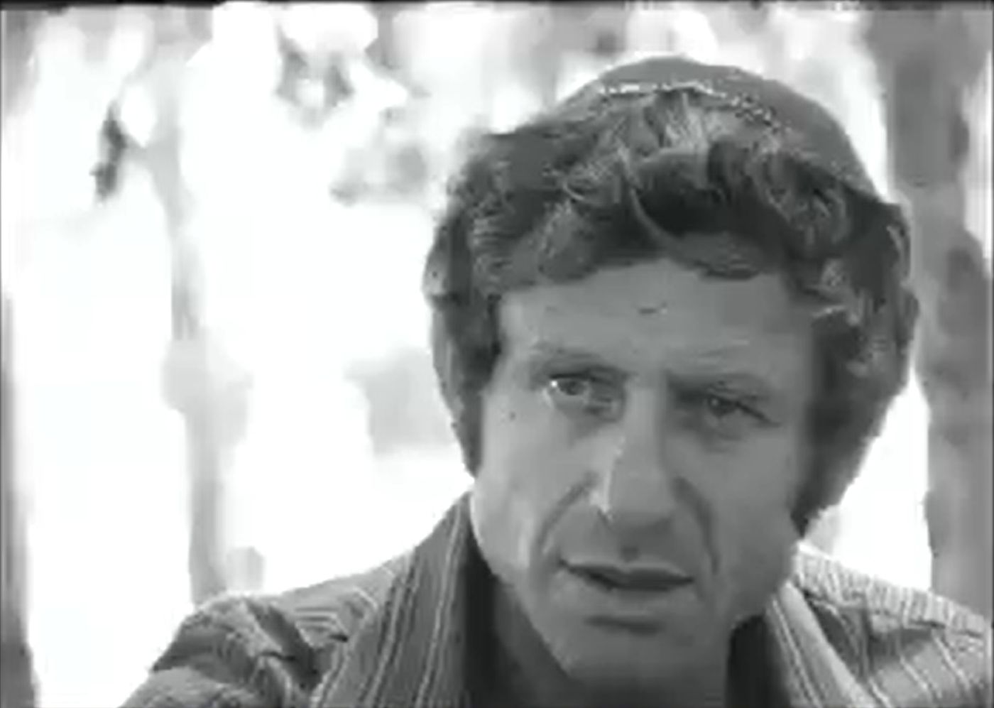 אורי זוהר בארכיון – לא יודע אם אלבש כיפה שחורה |צפו
