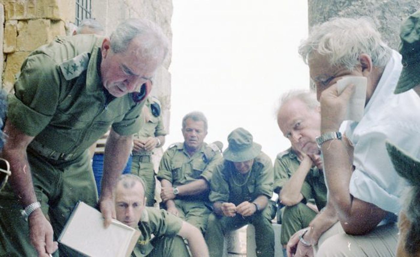 שרון, רבין ורפול בלבנון (ארכיון צה"ל במשרד הביטחון)