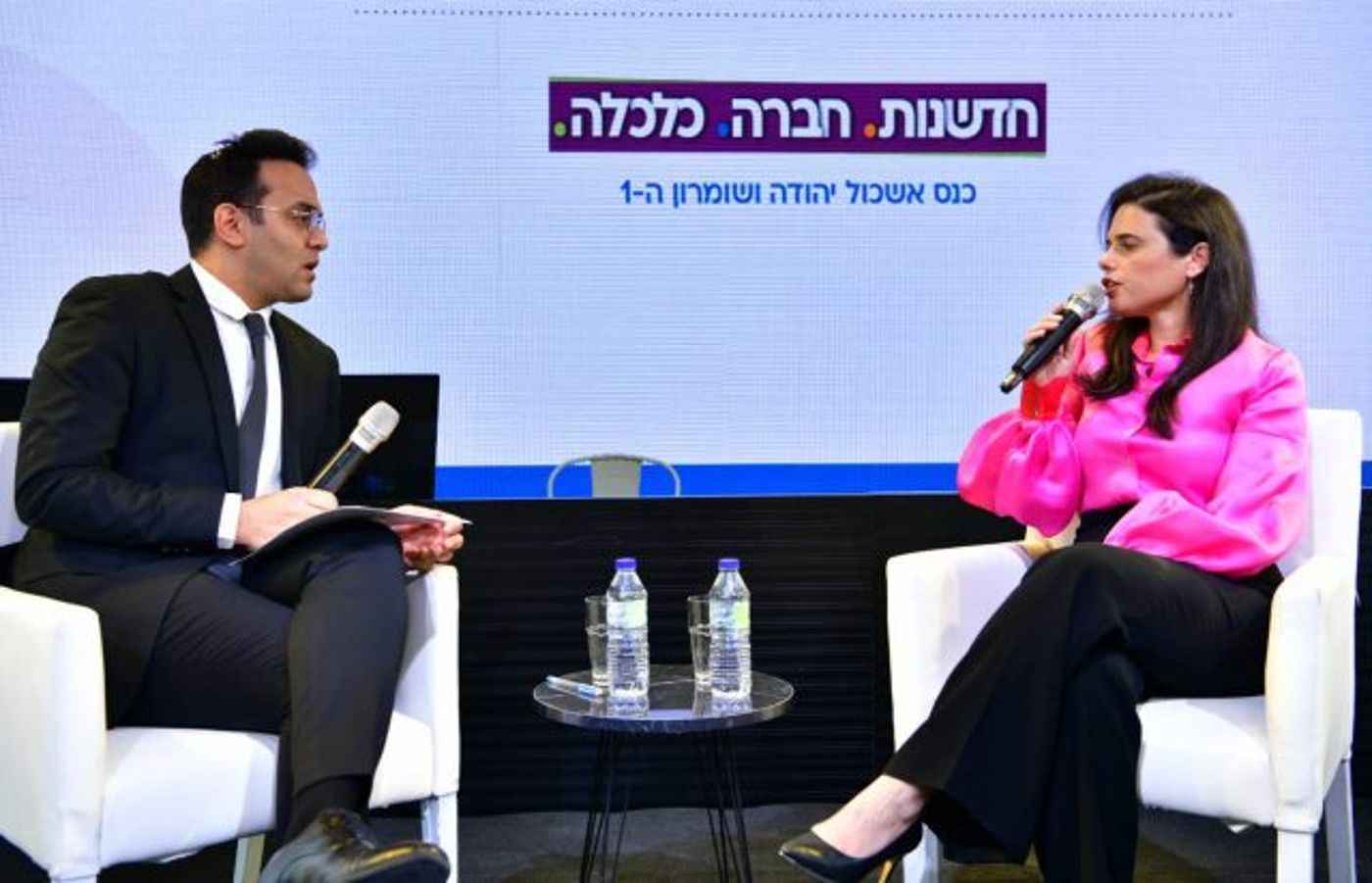 שקד בכנס משוחחת עם עופר חדד