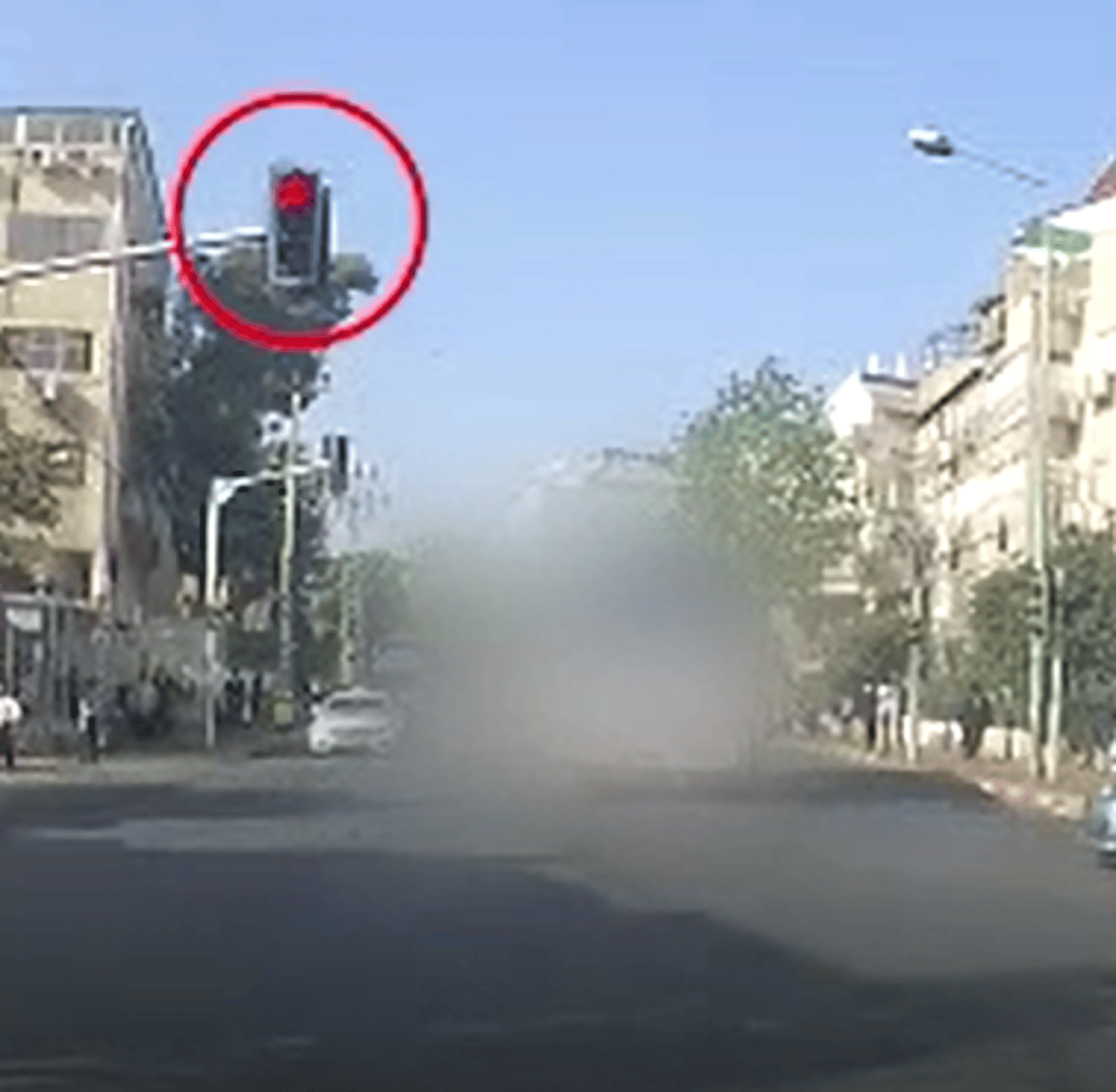 אוטובוס מלא באנשים עובר באדום מלא | צפו