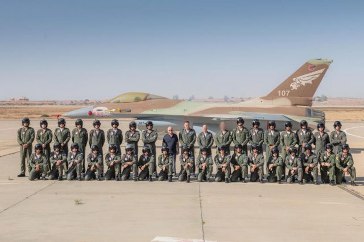 מח"א עם בוגרי קורס טיס על רקע F-16 ממלחמת לבנון הראשונה (דובר צה"ל)