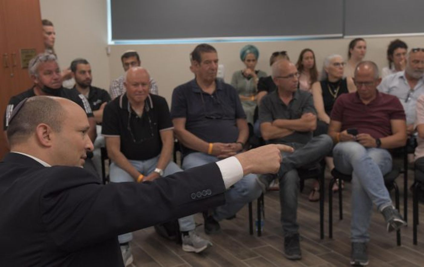 בנט עם תושבים בדרום (חיים צח, לע"ם)