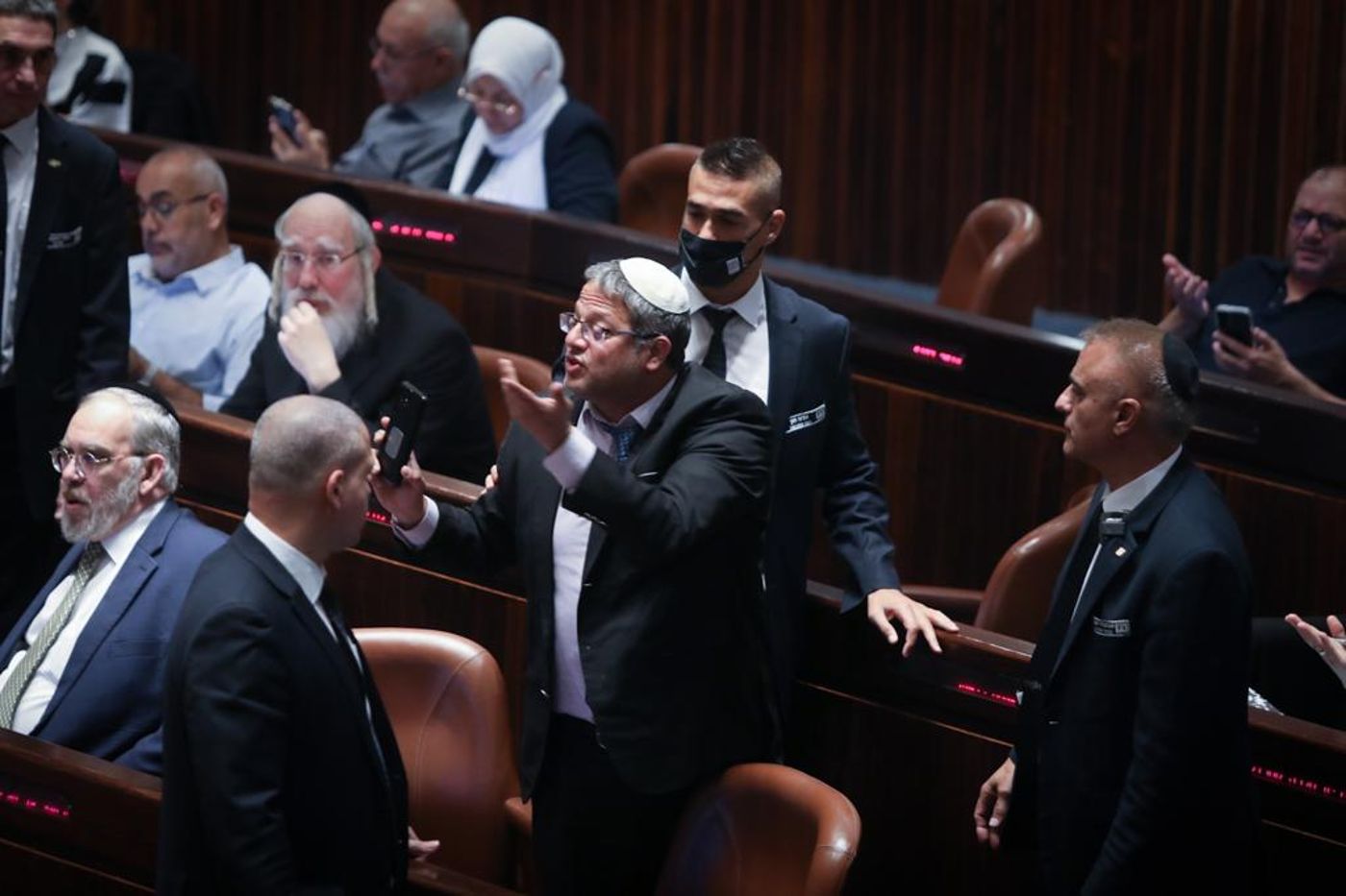 תקדים: ח"כ בן גביר הוצא מהמליאה בגלל שצילם|צפו