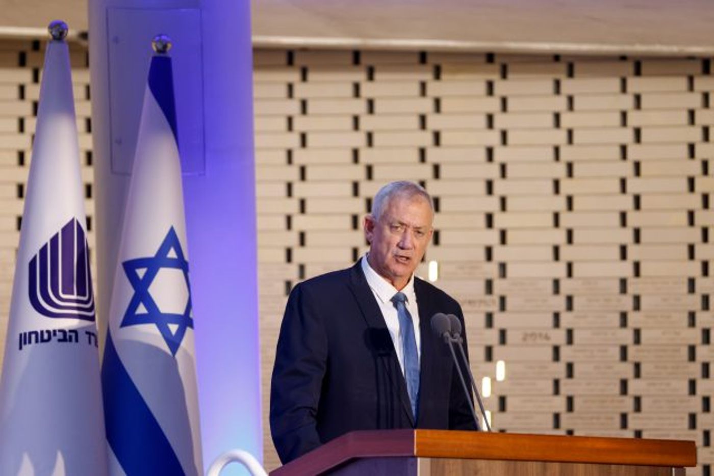 החליט להקפיא. גנץ