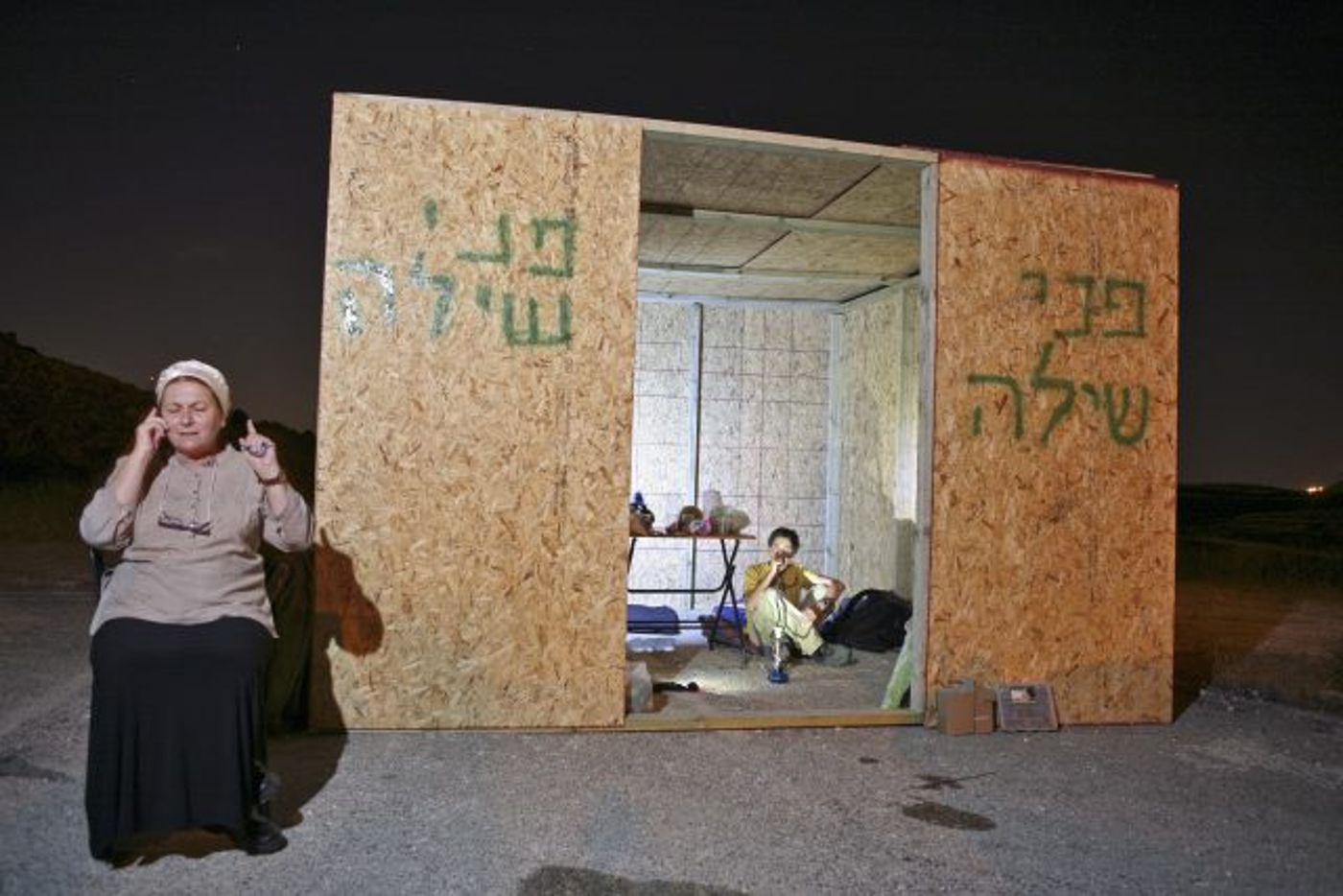 דניאלה וייס ליד מאחז שהוקם (ארכיון: מתניה טאוסיג/פלאש90)