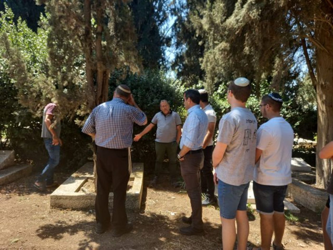 אזכרה על קברו של חיים שר הי"ד (מועצה אזורית נחל שורק)
