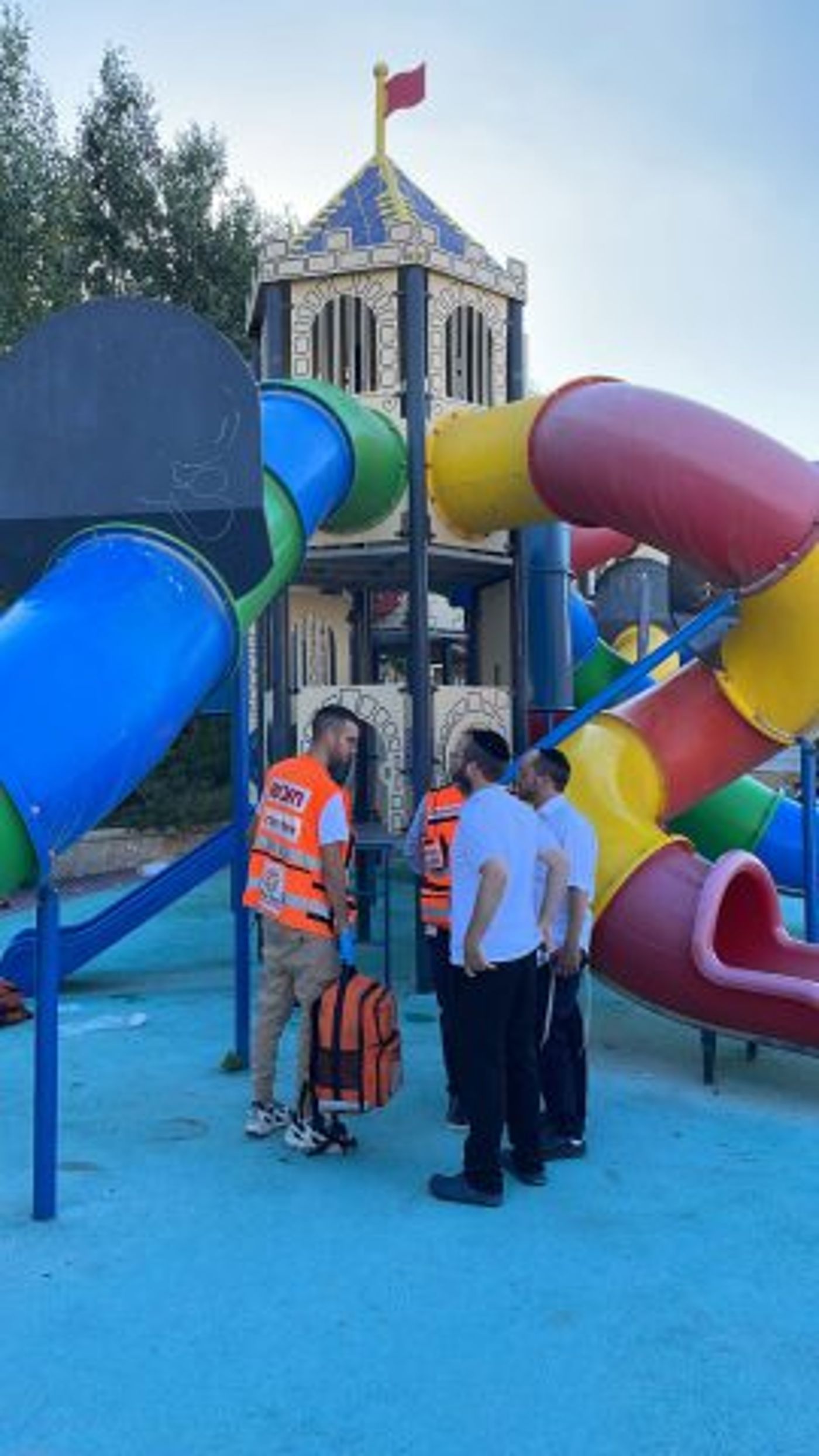 בן 7 נפל מגג מתקן מגלשה בגן שעשועים בגבעת זאב