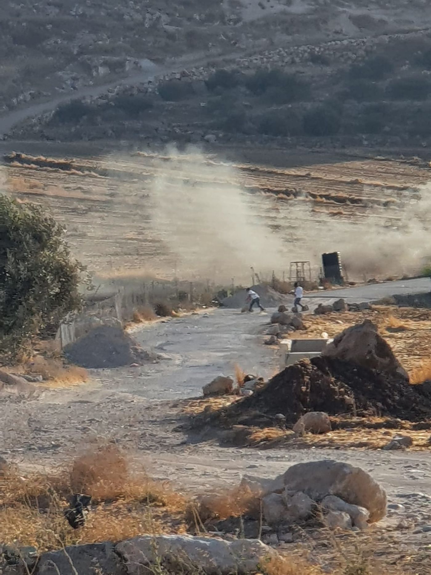 ערבים מיידים אבנים לעבר רכבים יהודים