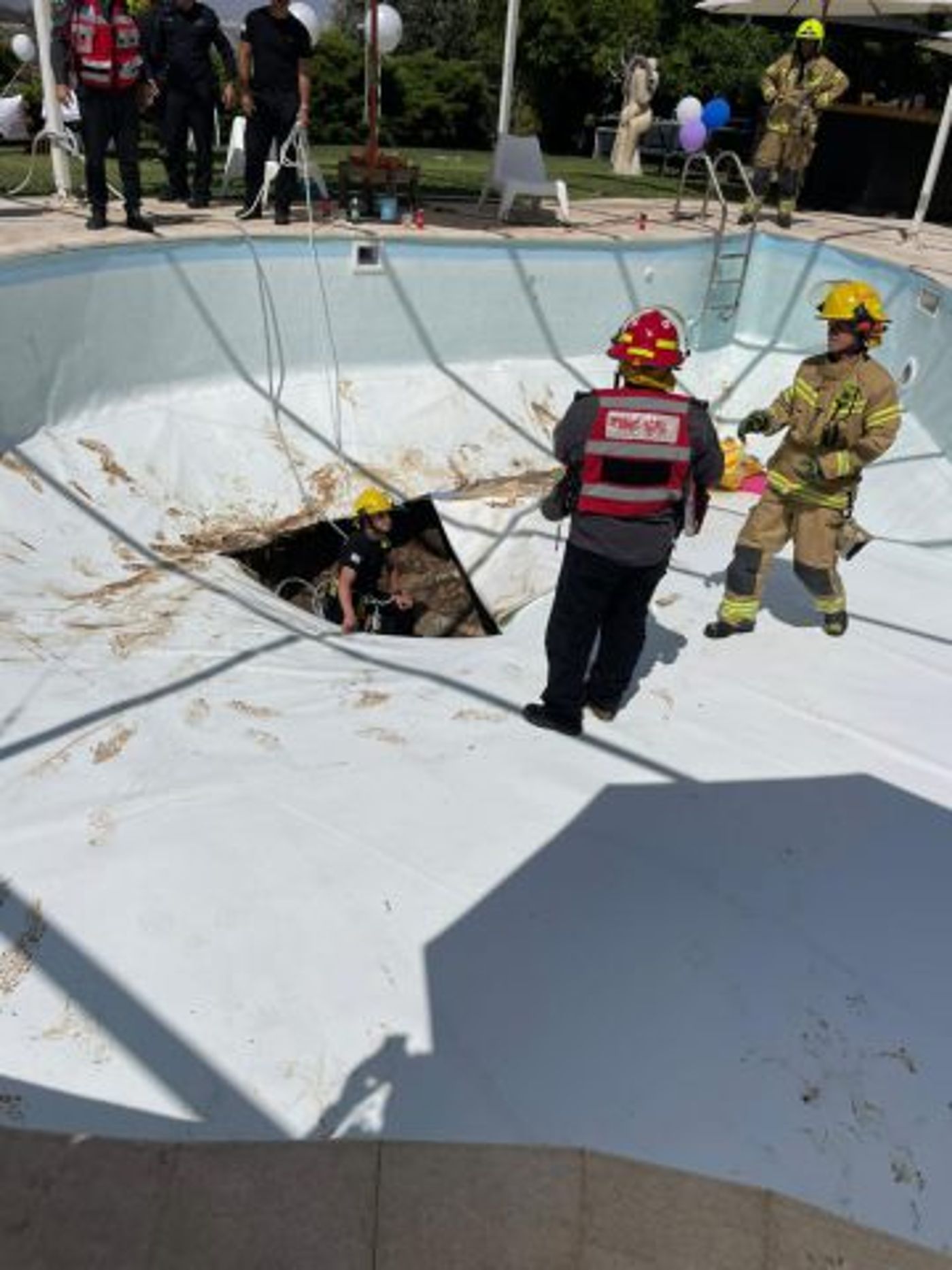 בולען נפער בבריכה פרטית בכרמי יוסף; חשש לחיי נעדר