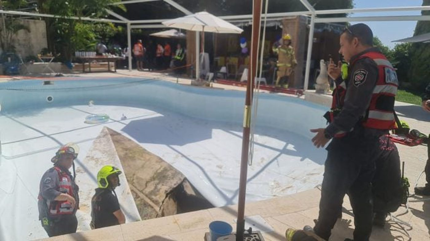 בולען נפער בבריכה פרטית בכרמי יוסף; חשש לחיי נעדר