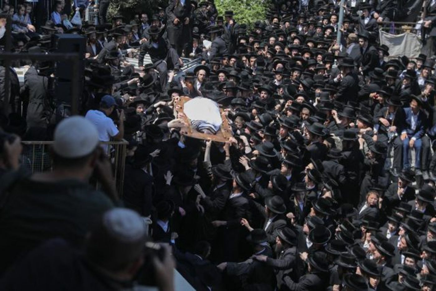גלריה: אלפים מלווים את מנהיג העדה החרדית