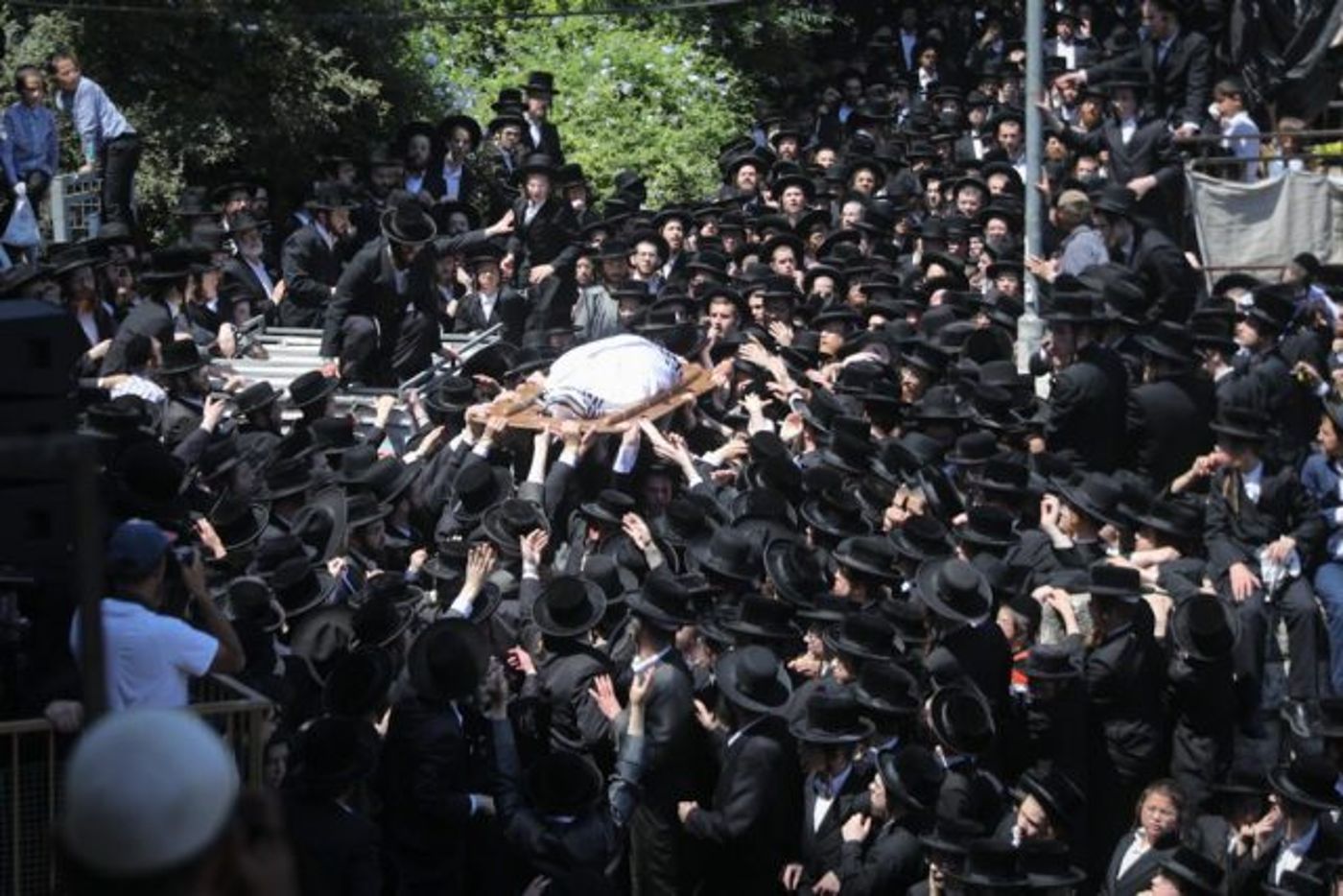גלריה: אלפים מלווים את מנהיג העדה החרדית