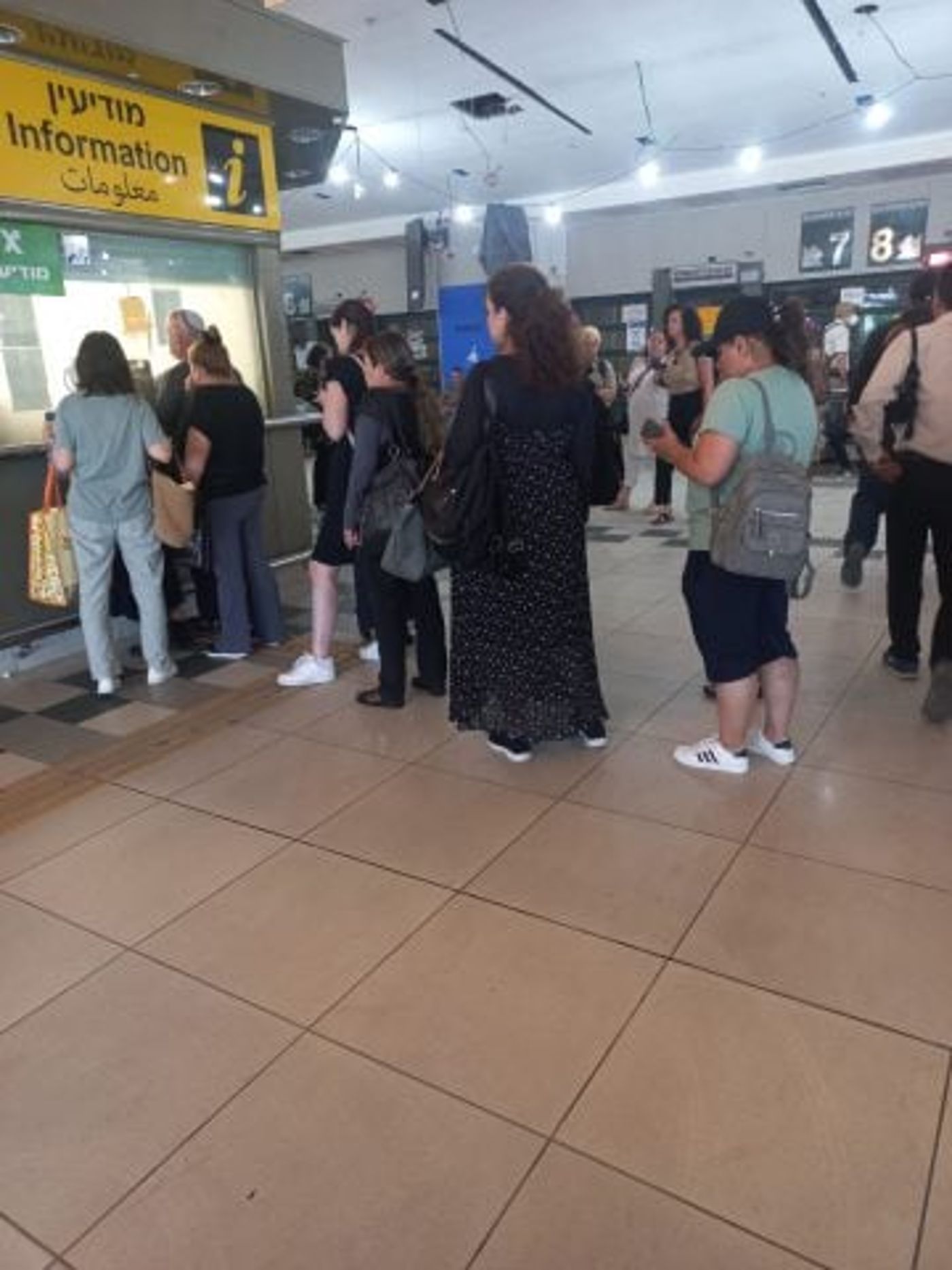 אנשים בתורים בתחנה המרכזית ירושלים