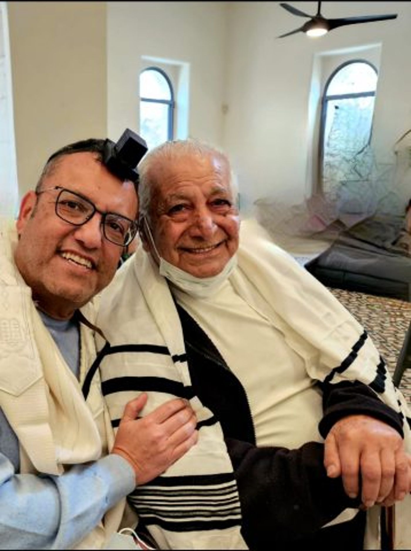 מרדכי עדיקה עם ראש העיר משה ליאון (אבידוב ברנשטיין)