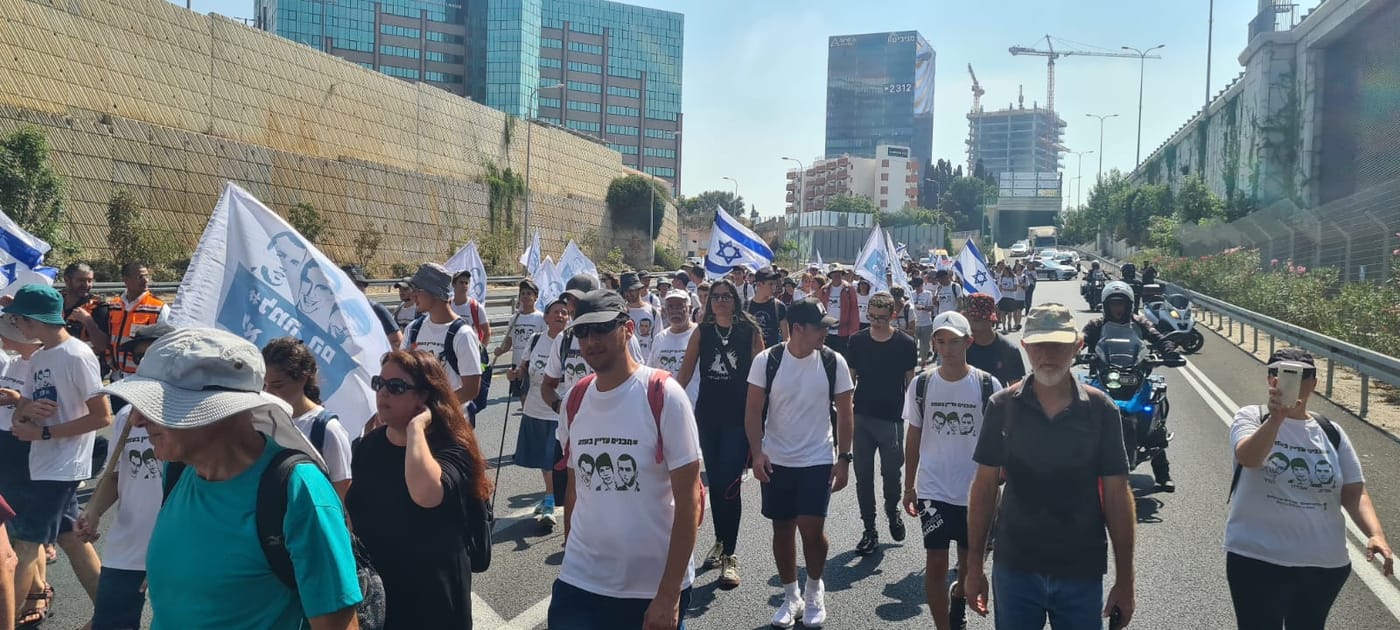 צפו: משפחת גולדין צועדת לעזה להחזיר את השבויים