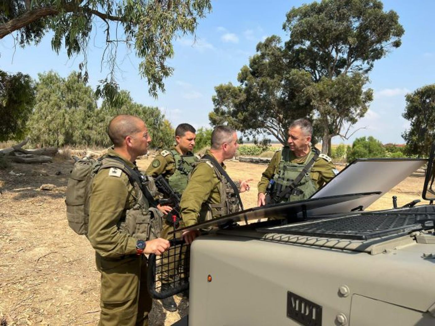בצל העוצר בדרום: כוכבי בסיור בעוטף עזה