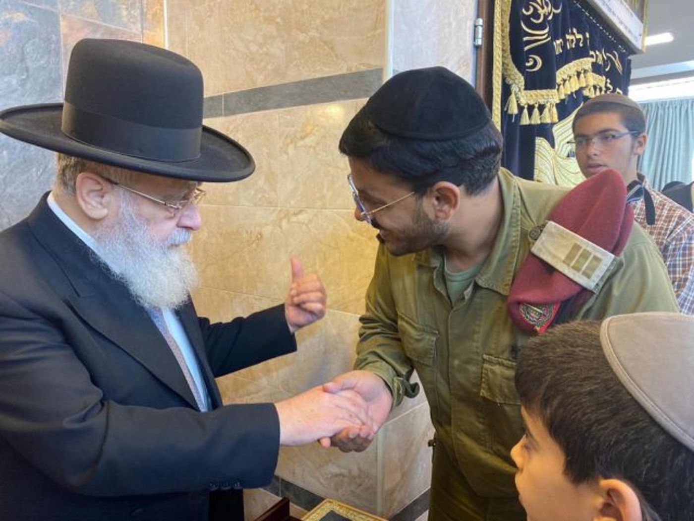 הצנחנים עם הרב יצחק יוסף (דו"צ)