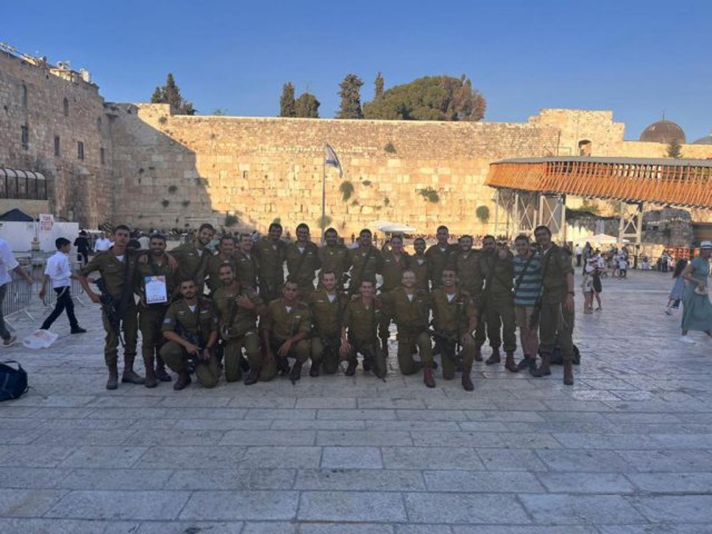 הצנחנים בכותל (דו"צ)