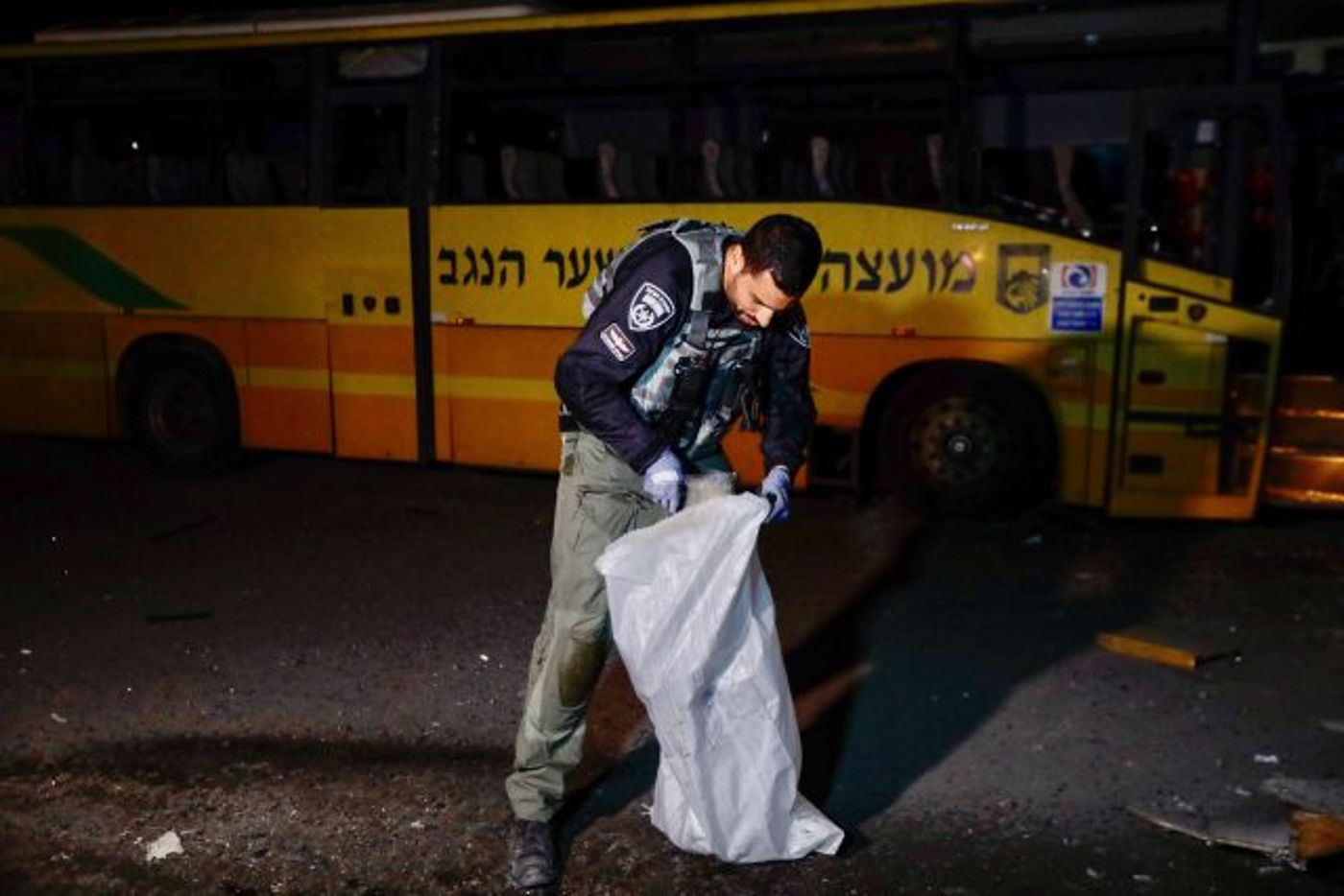 איסוף הרקטה שנפלה בחצר המפעל