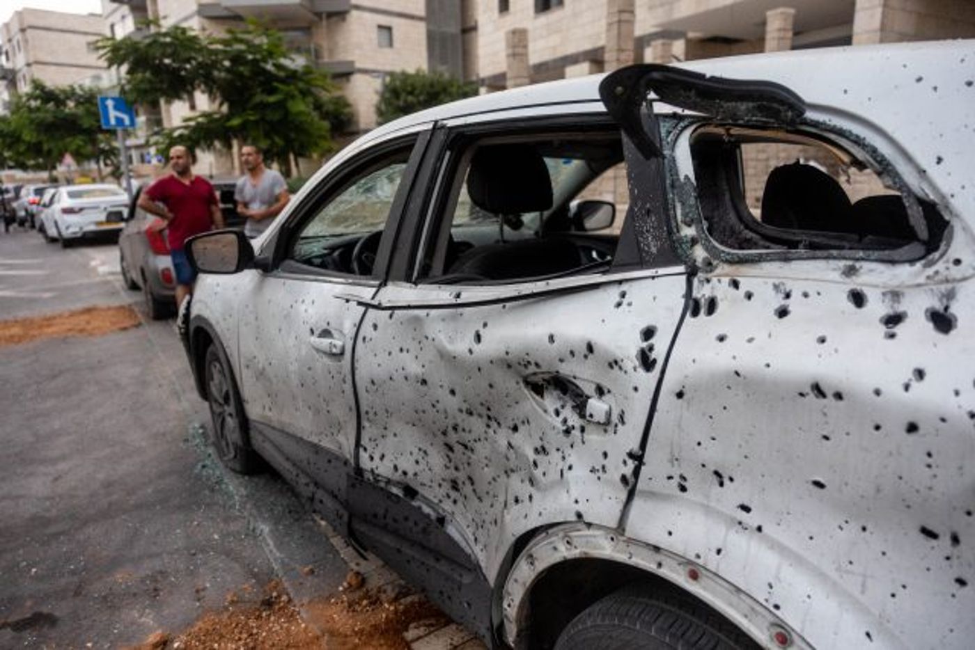 רכב שנפגע מפגיעת רקטה באשקלון (Photo by Yonatan Sindel/Flash90)