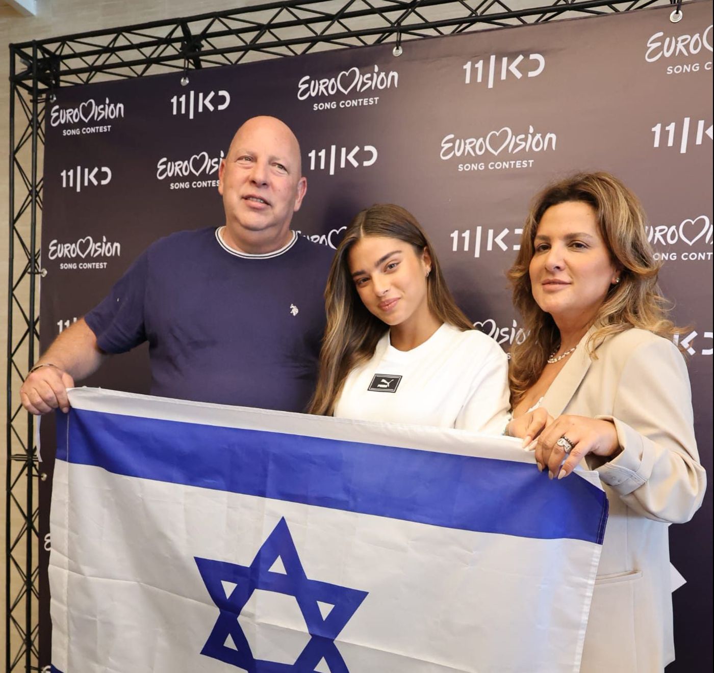 בהצלחה! קירל והוריה
