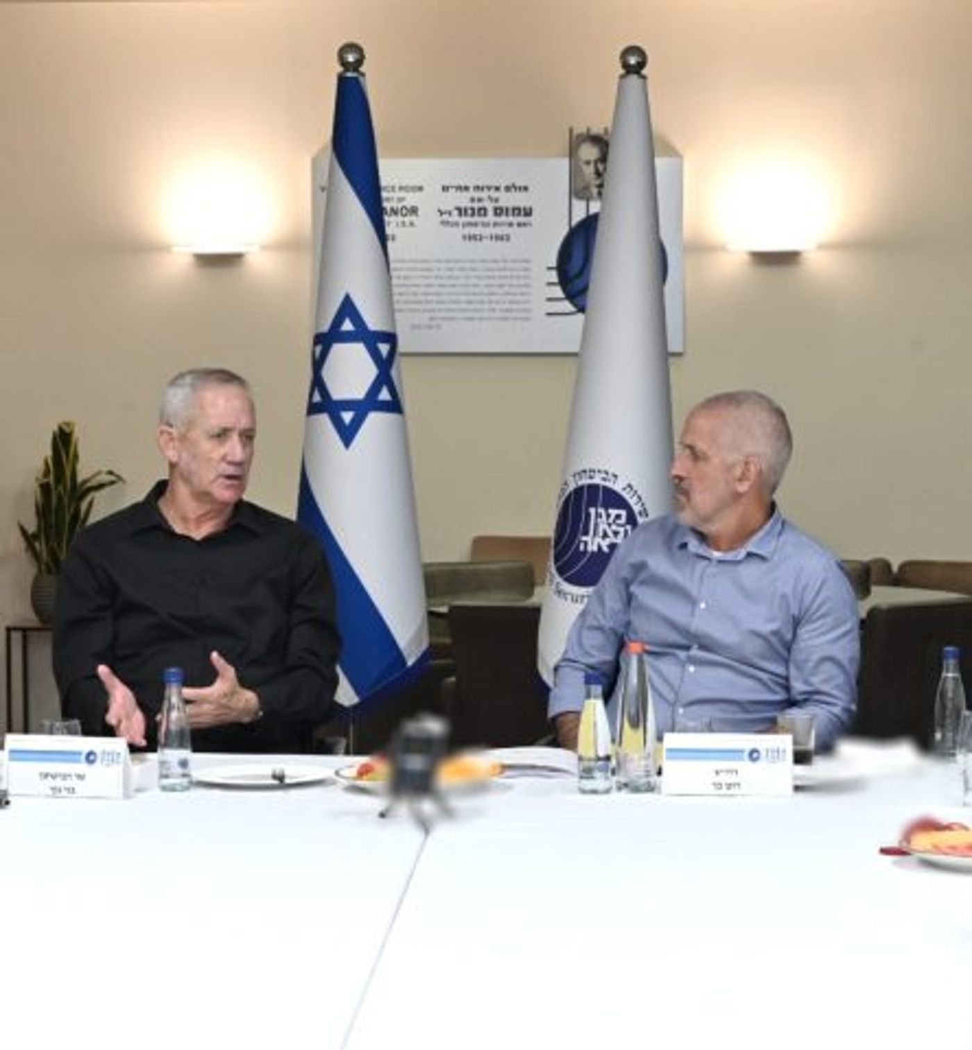 גנץ במטה שב"כ (אריאל חרמוני)