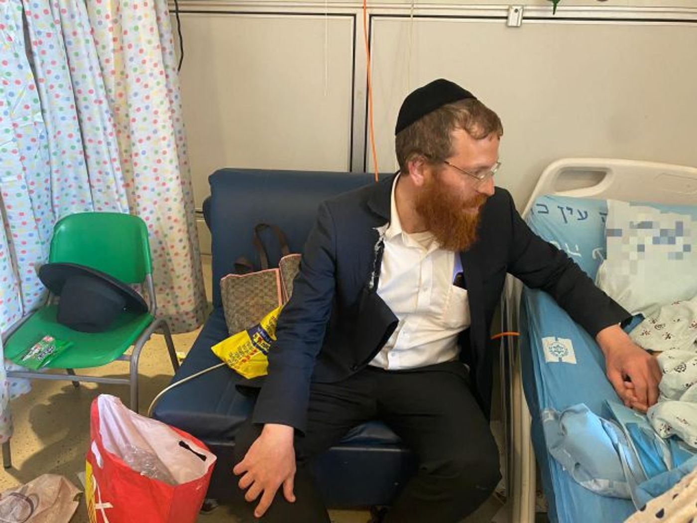 האב ליד מיטת בתו, בבית החולים
