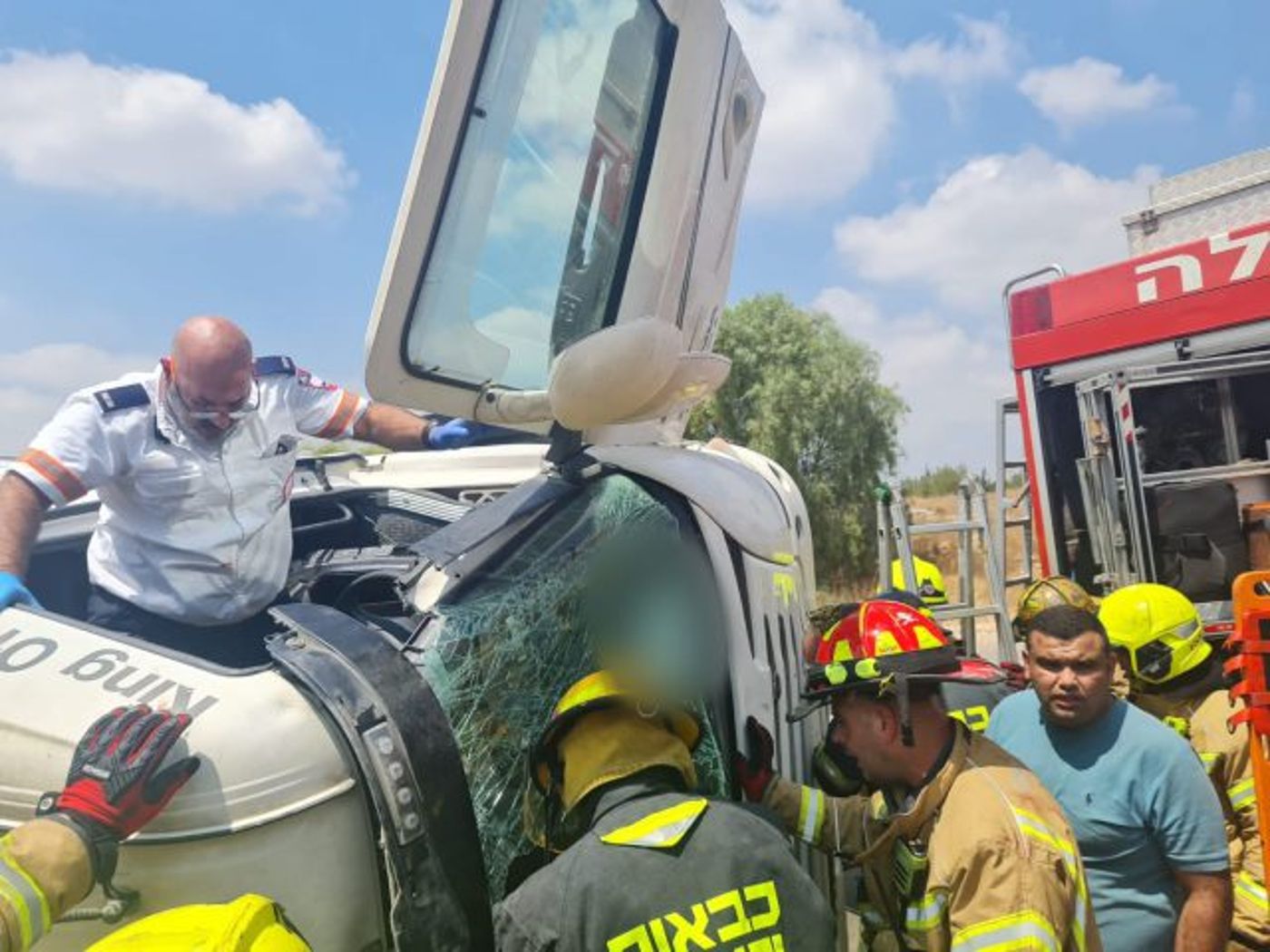 מערבל בטון התהפך – שתי ילדות נפצעו