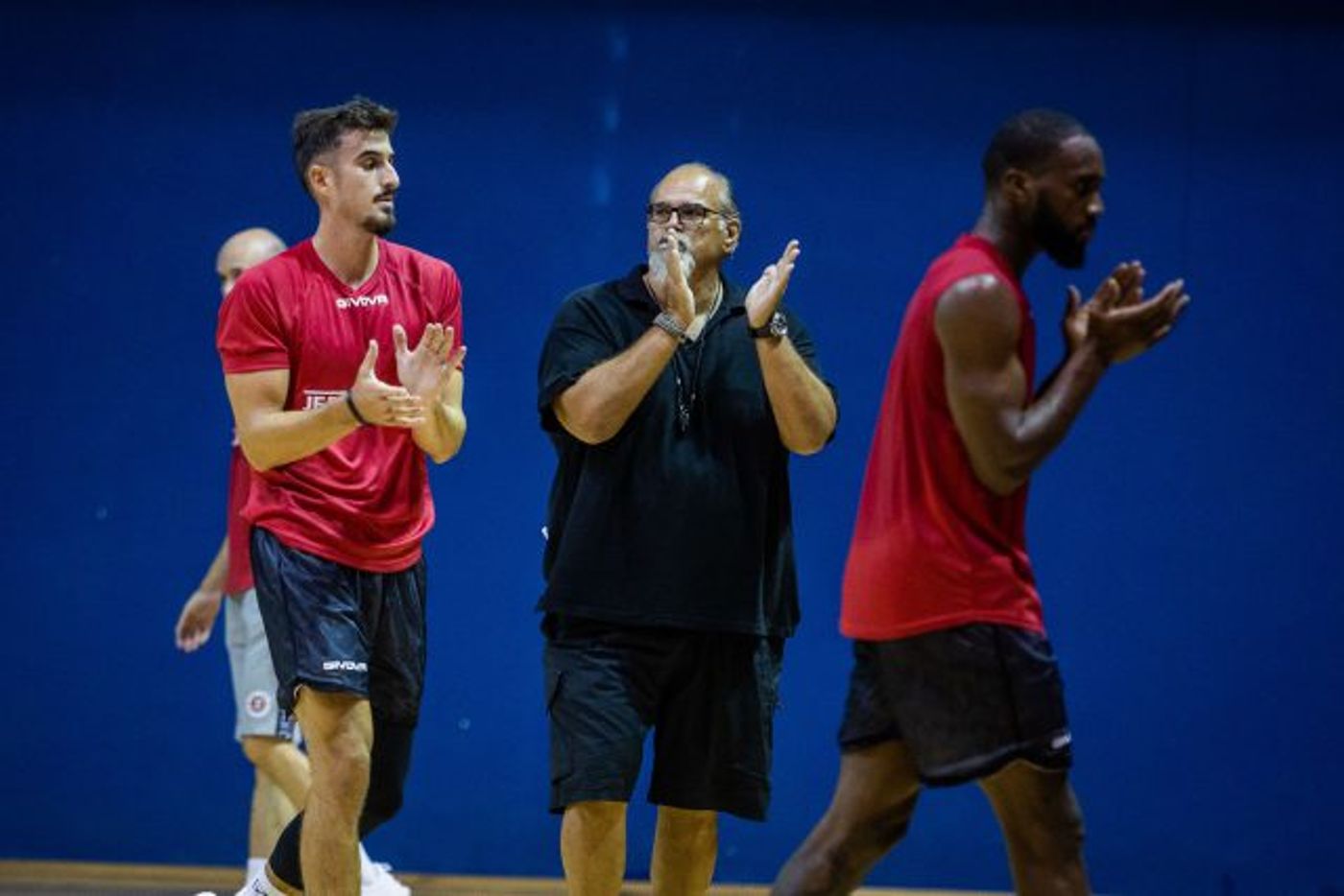 המאמן אלכסנדר דז'יקיץ' ושחקני הפועל ירושלים באימון ראשון העונה