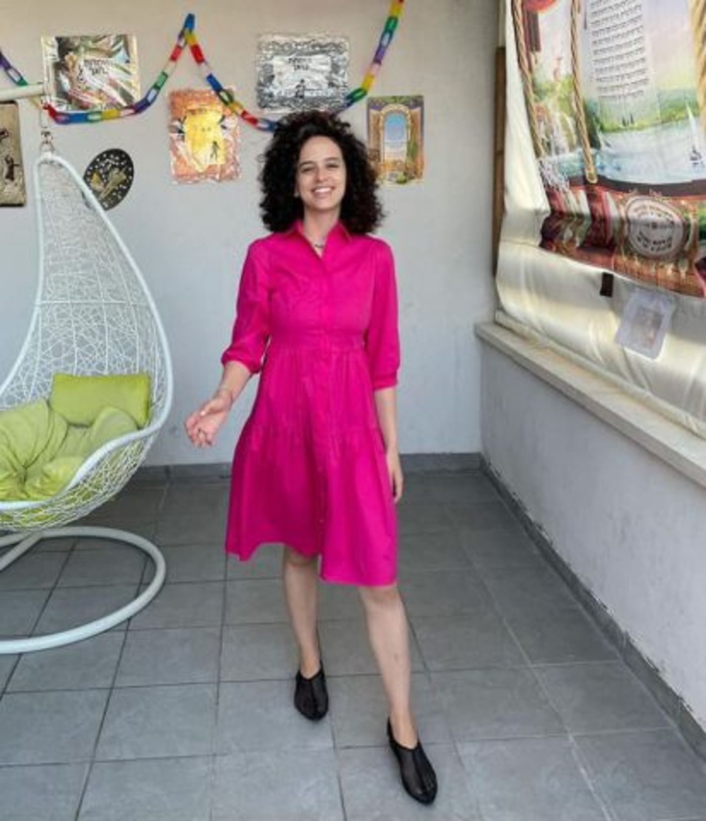 קורין בונה סוכה (צילום מסך מתוך אינסטגרם)
