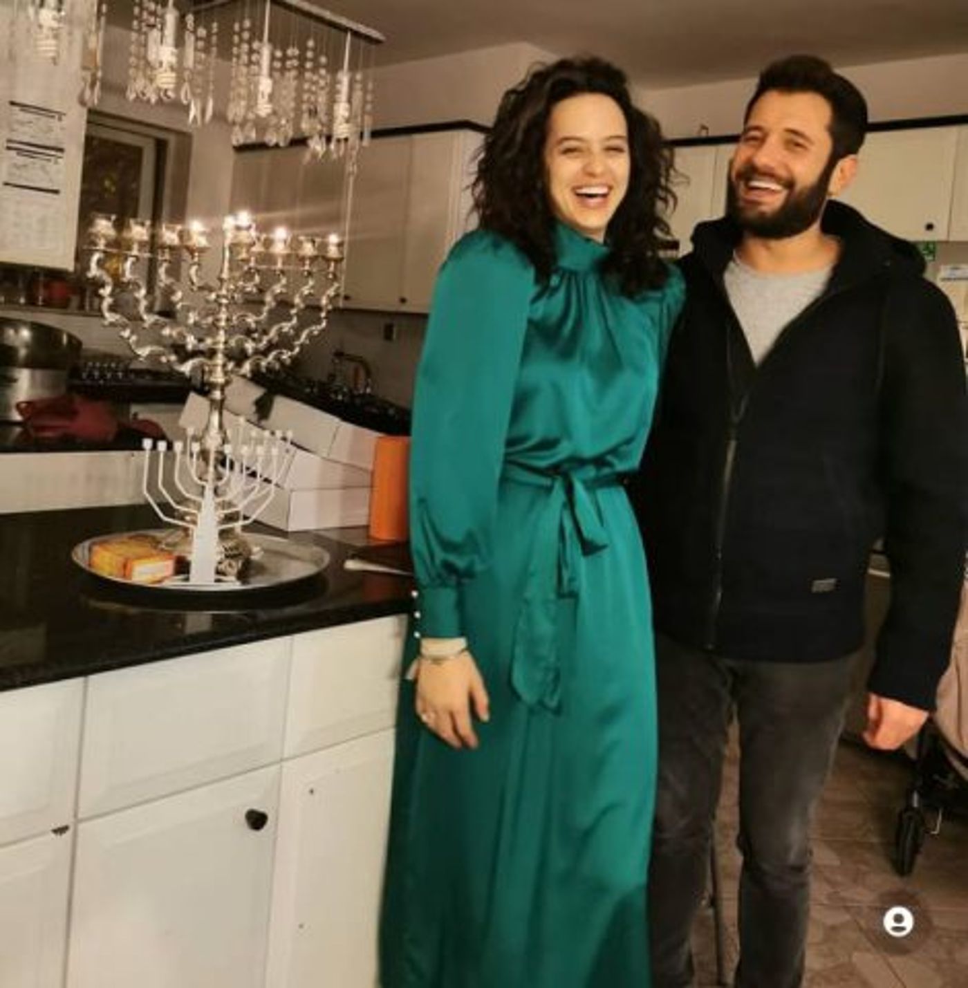 כשהיא מחליפה עשר לוקים, לחילי נשאר רק להניח את הכיפה על הראש (צילום מסך מתוך אינסטגרם)