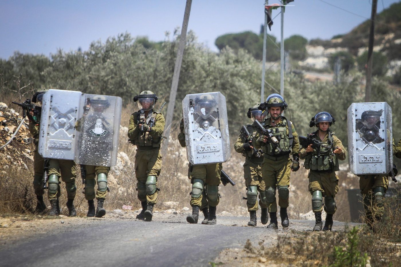 לוחמי צה"ל ירו במחבל שיידה עליהם אבנים