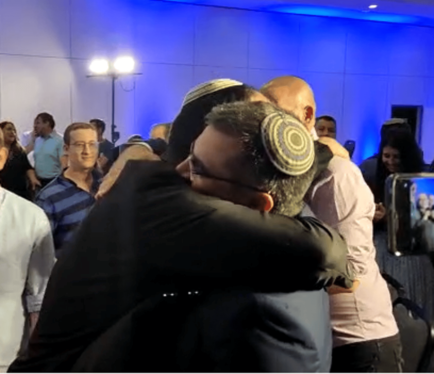 בחיבוקים ולחיצות ידיים: המנצח הגדול של הפריימריז