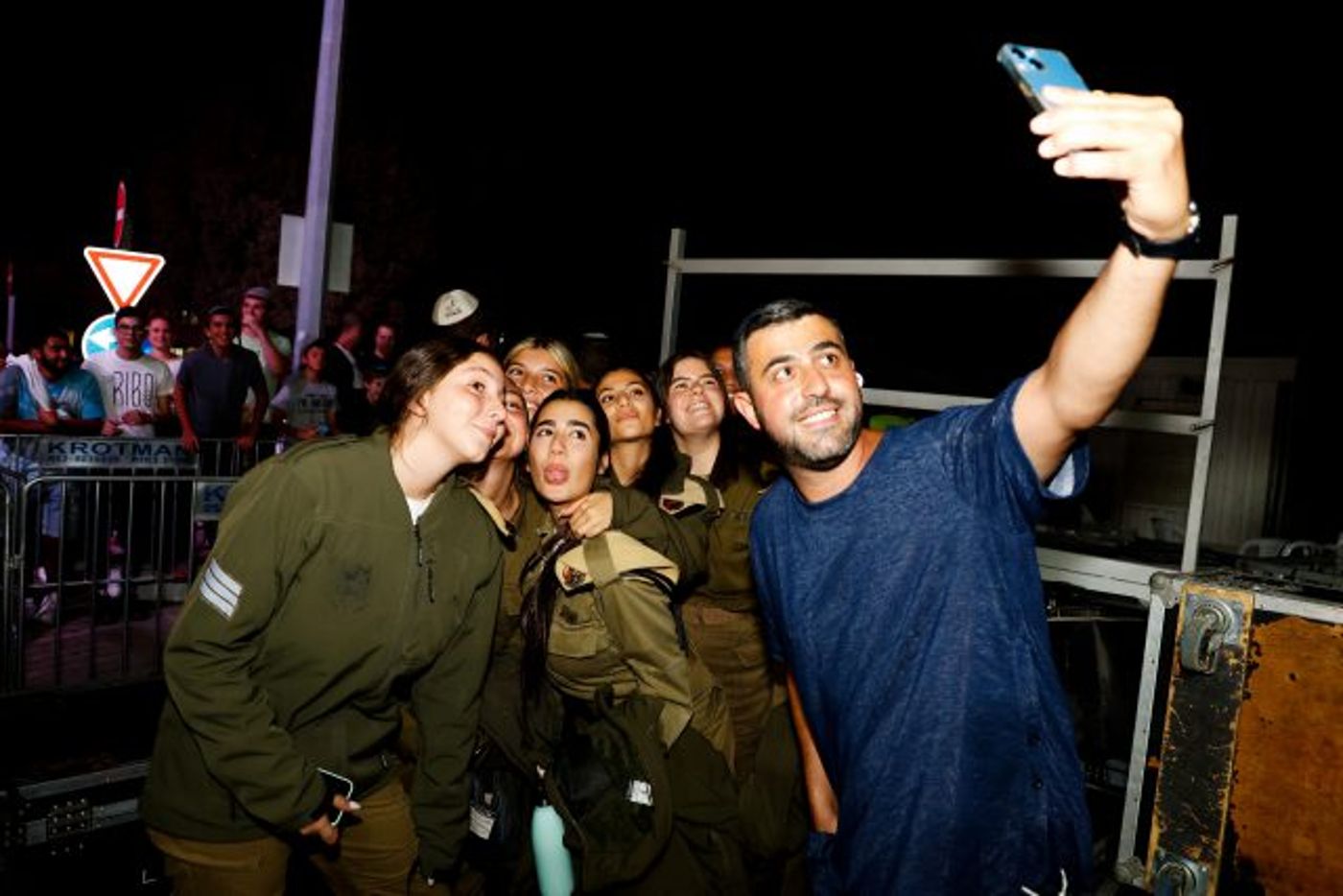 הזמר ישי ריבו עוצר לסלפי עם חיילות אחרי הופעה בגוש עציון