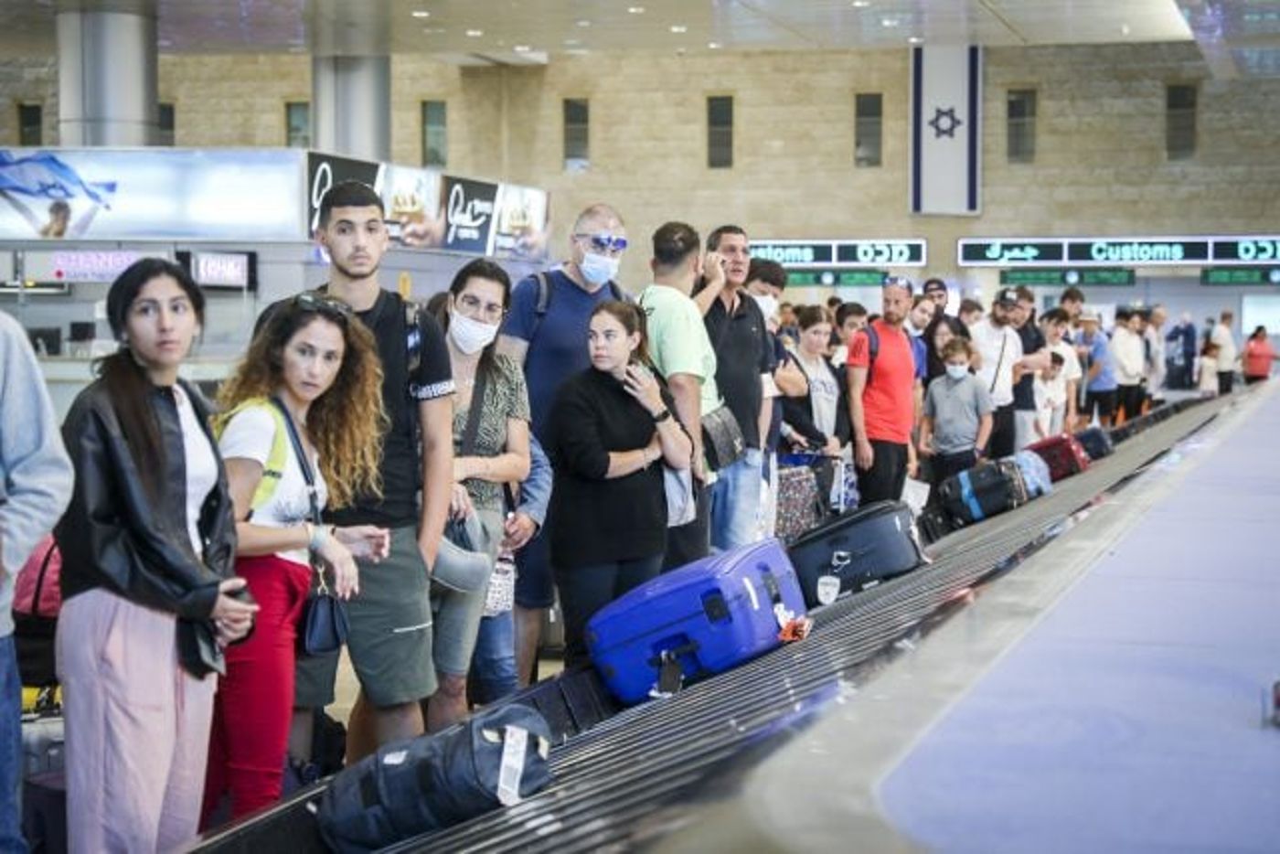 מחכים למזוודות בנתב"ג