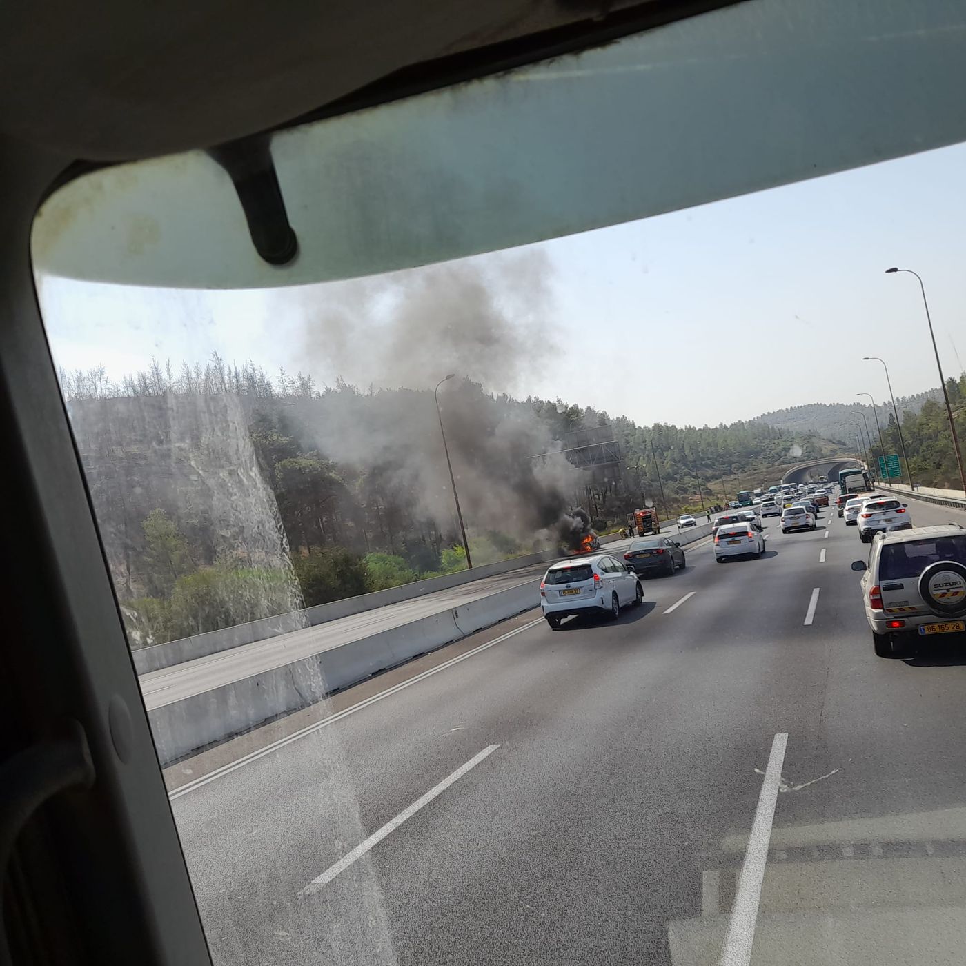 בשל רכב שעולה באש: כביש 1 נחסם לתנועה