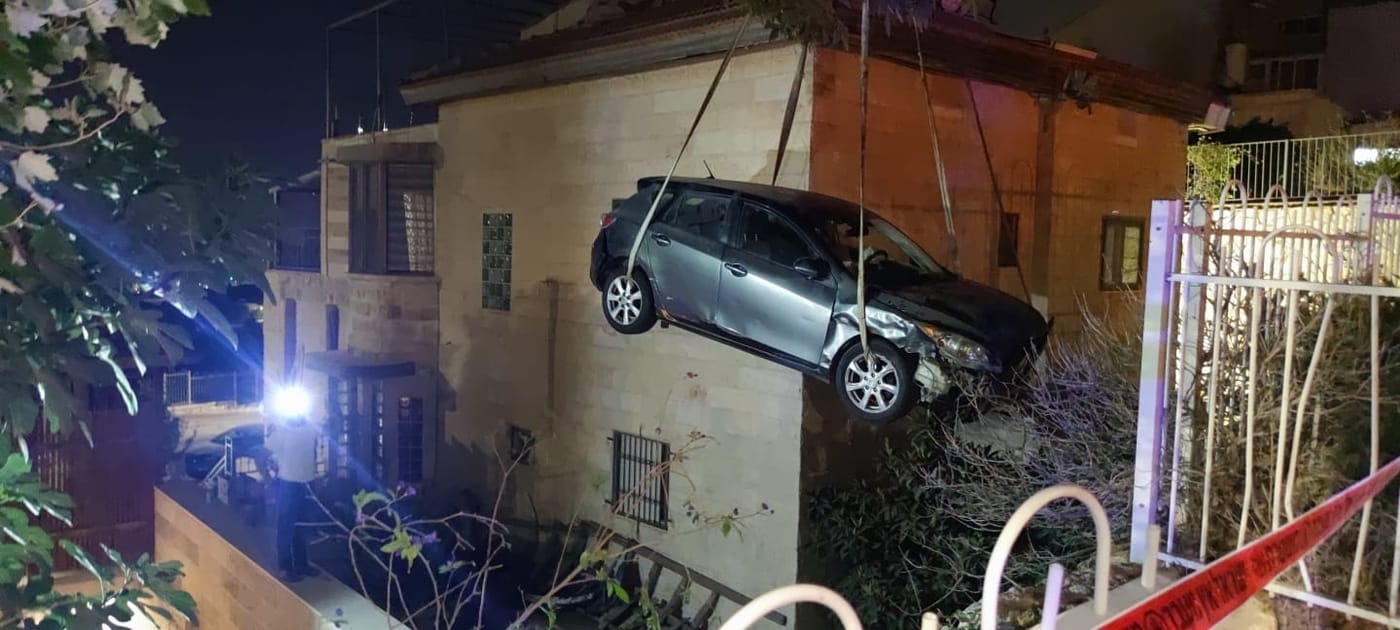 לאחר התאונה: הרכב מנווה דניאל חולץ במנוף • תיעוד