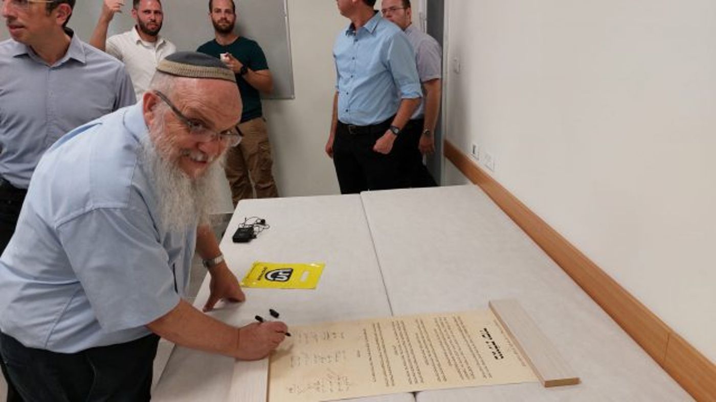 ראש ישיבת הגוש, הרב ברוך גיגי, חותם על מגילת היסוד של הישיבה (דוברות גוש עציון)