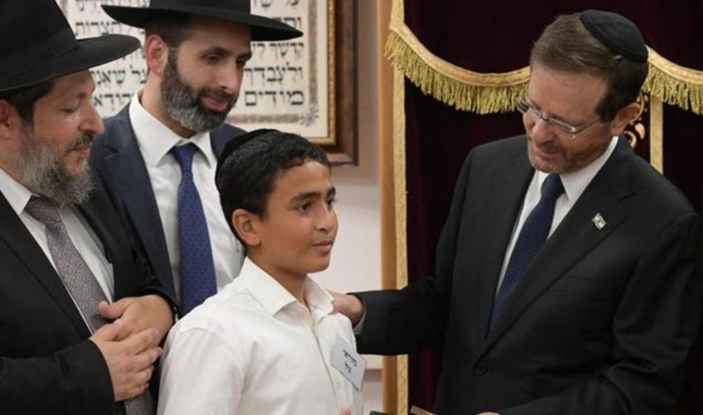 הרצוג העניק ספר תהילים לבן של נרצח הפיגוע