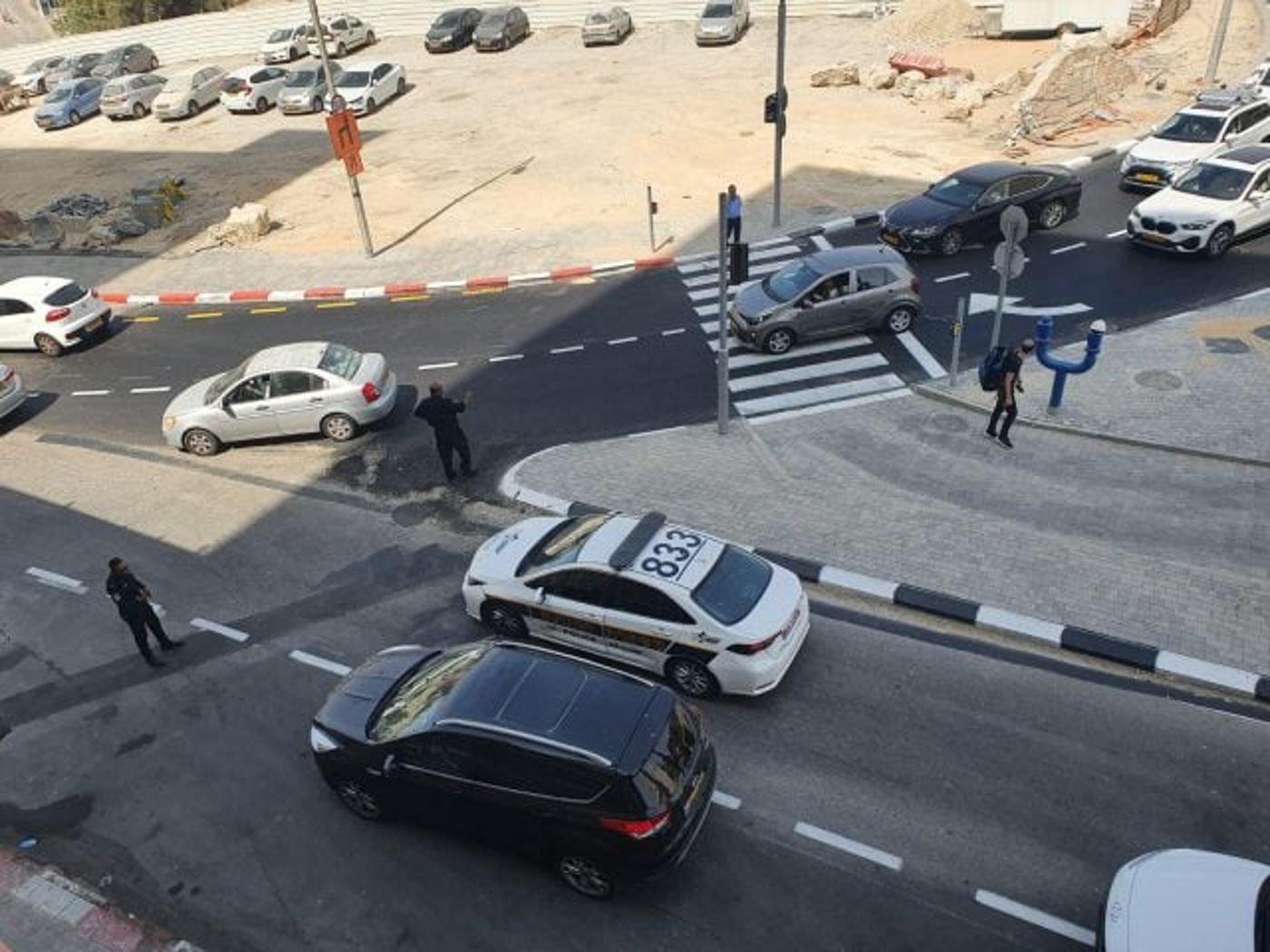 השוטרים מזרימים את התנועה ברמזור לבגין דרום