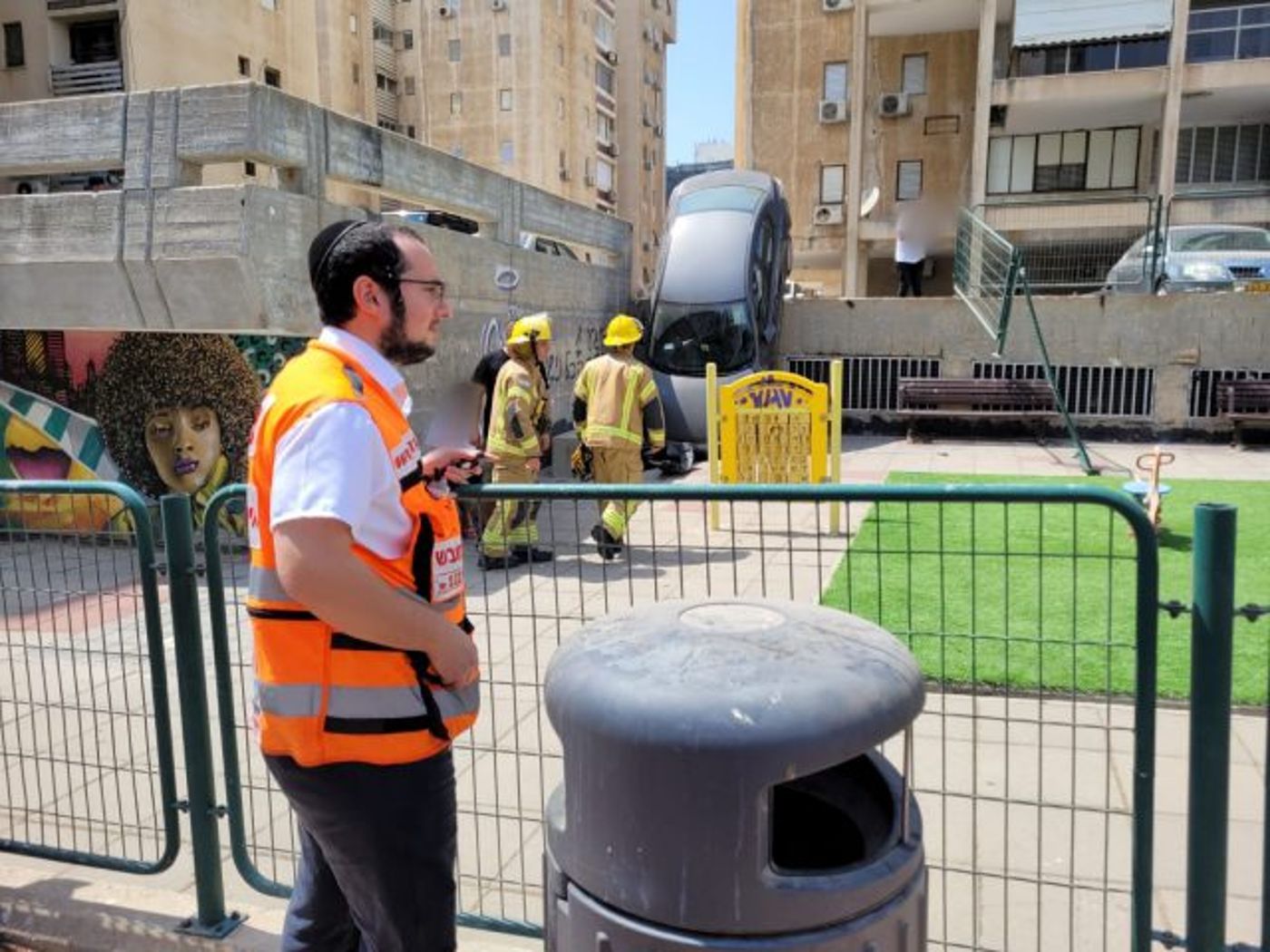 שוב: נהגת פרצה מעקה בטיחות – לתוך גן שעשועים