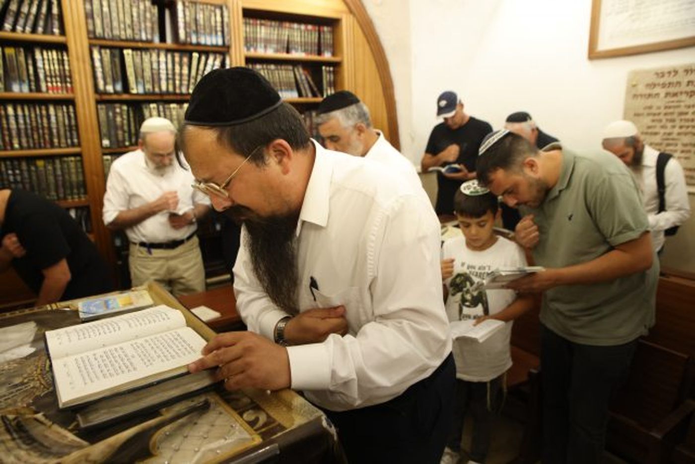 אומרים סליחות בקבר רבי שמעון בר יוחאי במירון לרגל ראש חודש אלול